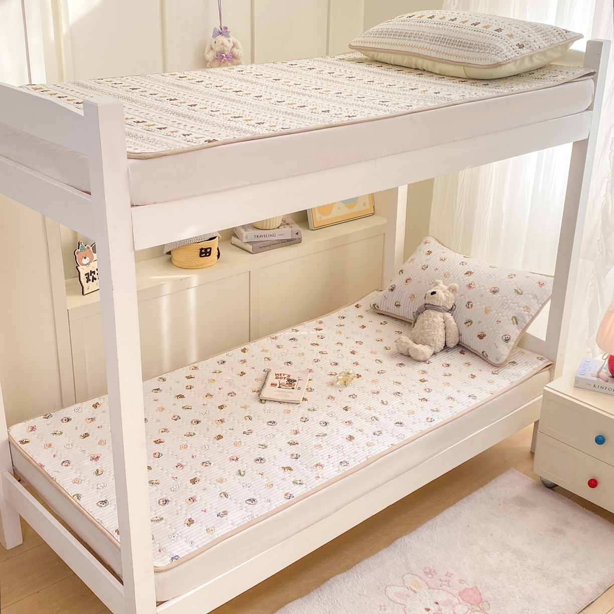 91家纺网 家纺一手货源 找家纺 康纳利 2026新款全棉床盖学生夹棉薄款床盖宿舍上下铺床垫三件套四季通用 小新一家