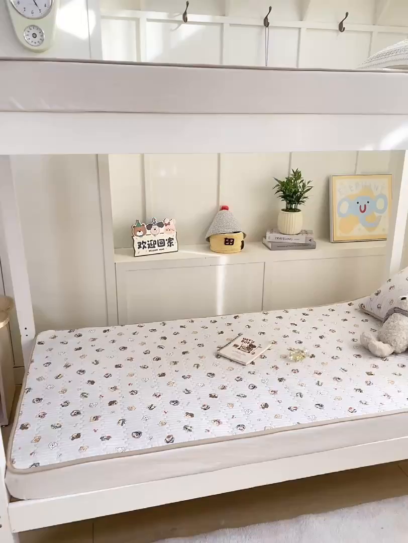 91家纺网 家纺一手货源 找家纺 康纳利 2026新款全棉床盖学生夹棉薄款床盖宿舍上下铺床垫三件套四季通用 小新一家