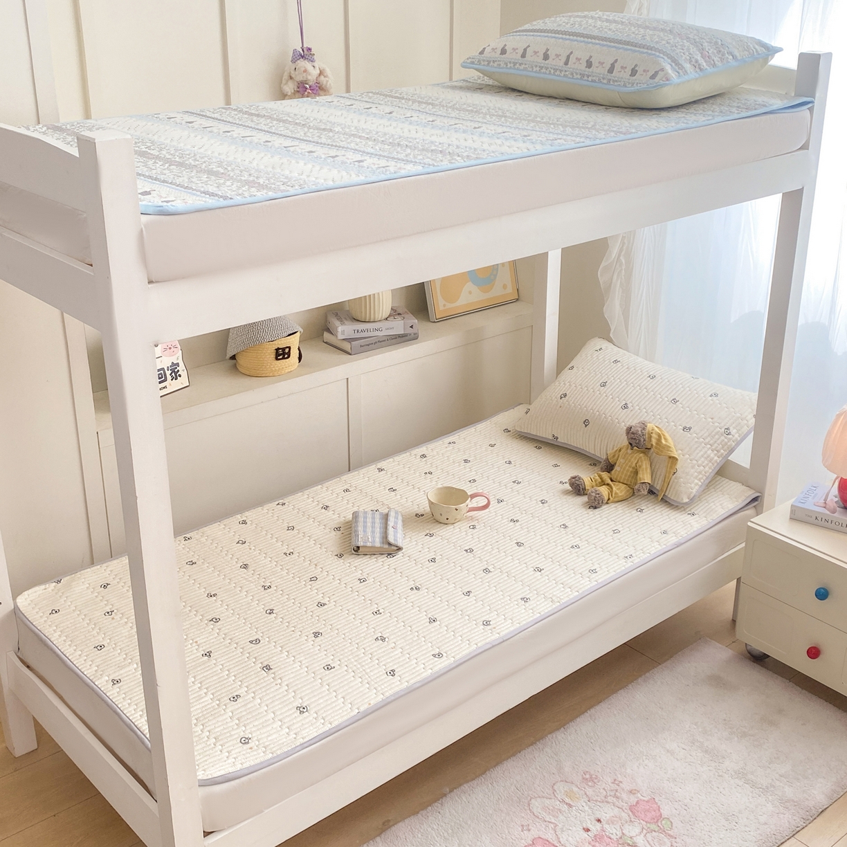 91家纺网 家纺一手货源 找家纺 康纳利 2026新款全棉床盖学生夹棉薄款床盖宿舍上下铺床垫三件套四季通用 熊仔