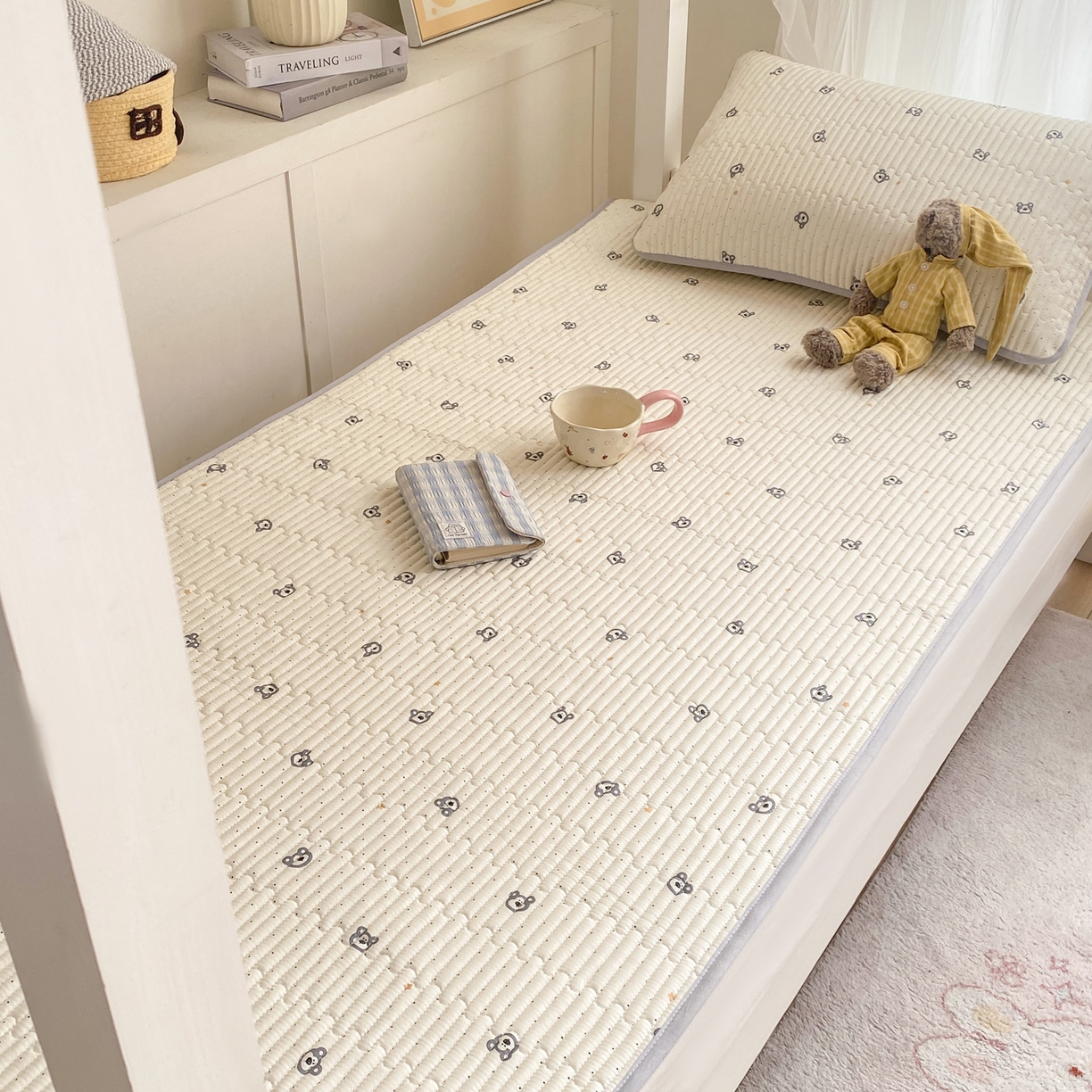 91家纺网 家纺一手货源 找家纺 康纳利 2026新款全棉床盖学生夹棉薄款床盖宿舍上下铺床垫三件套四季通用 熊仔