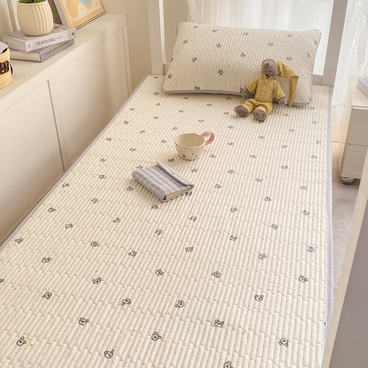 91家纺网 家纺一手货源 找家纺 康纳利 2026新款全棉床盖学生夹棉薄款床盖宿舍上下铺床垫三件套四季通用 熊仔