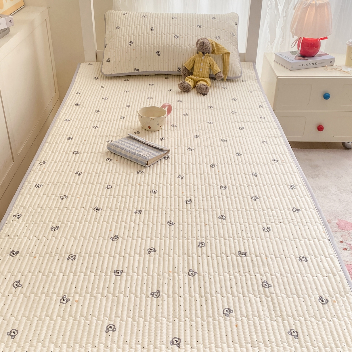 91家纺网 家纺一手货源 找家纺 康纳利 2026新款全棉床盖学生夹棉薄款床盖宿舍上下铺床垫三件套四季通用 熊仔