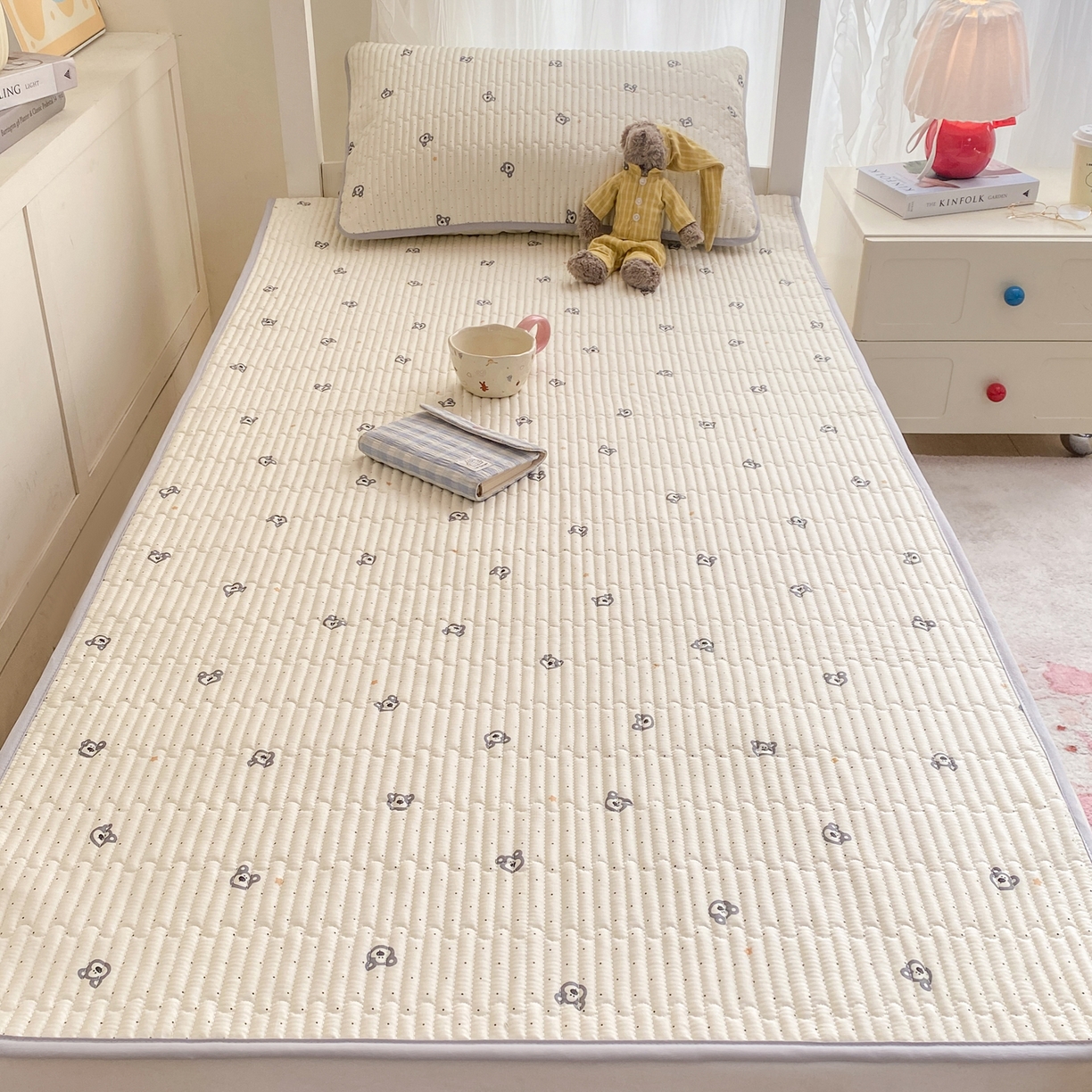 91家纺网 家纺一手货源 找家纺 康纳利 2026新款全棉床盖学生夹棉薄款床盖宿舍上下铺床垫三件套四季通用 熊仔