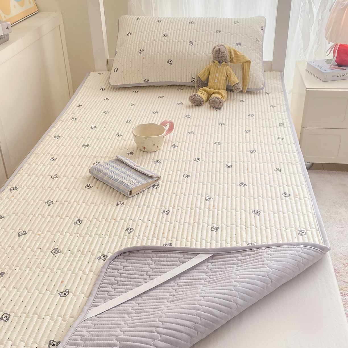 91家纺网 家纺一手货源 找家纺 康纳利 2026新款全棉床盖学生夹棉薄款床盖宿舍上下铺床垫三件套四季通用 熊仔