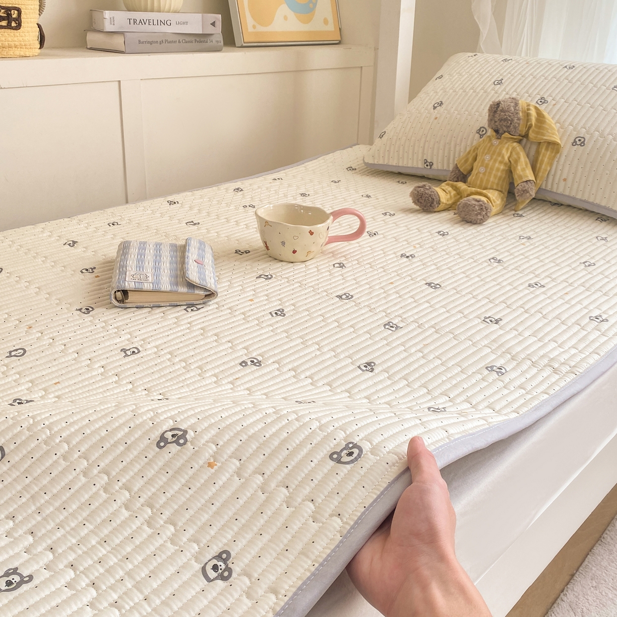 91家纺网 家纺一手货源 找家纺 康纳利 2026新款全棉床盖学生夹棉薄款床盖宿舍上下铺床垫三件套四季通用 熊仔