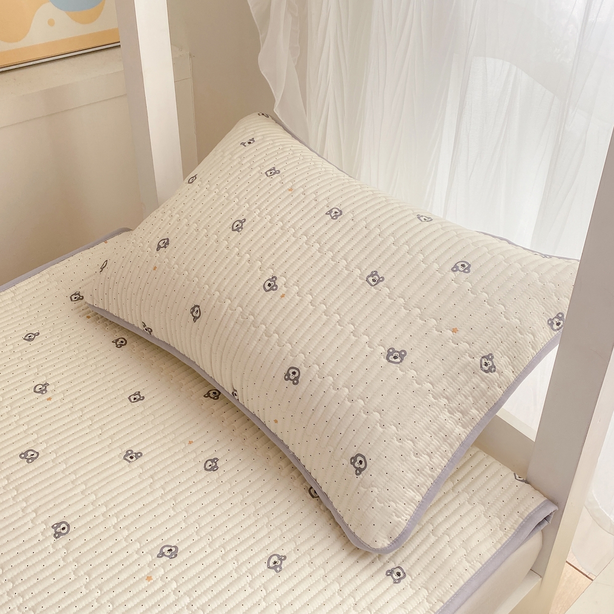 91家纺网 家纺一手货源 找家纺 康纳利 2026新款全棉床盖学生夹棉薄款床盖宿舍上下铺床垫三件套四季通用 熊仔