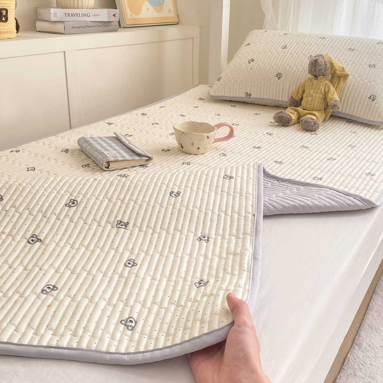 91家纺网 家纺一手货源 找家纺 康纳利 2026新款全棉床盖学生夹棉薄款床盖宿舍上下铺床垫三件套四季通用 熊仔