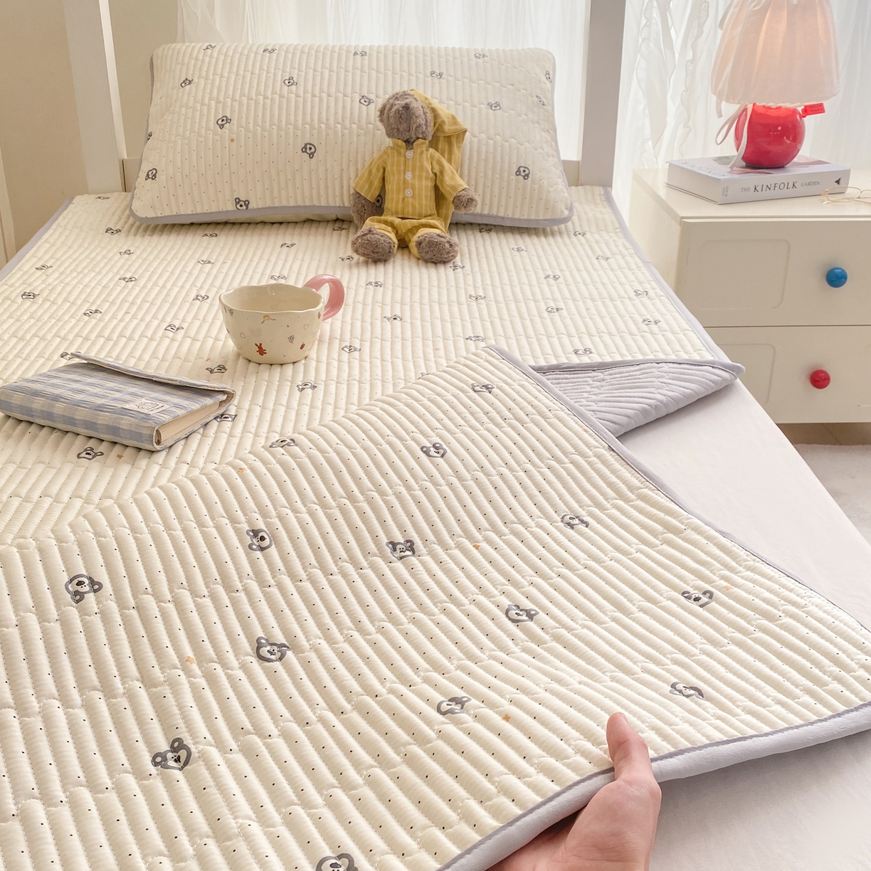 91家纺网 家纺一手货源 找家纺 康纳利 2026新款全棉床盖学生夹棉薄款床盖宿舍上下铺床垫三件套四季通用 熊仔