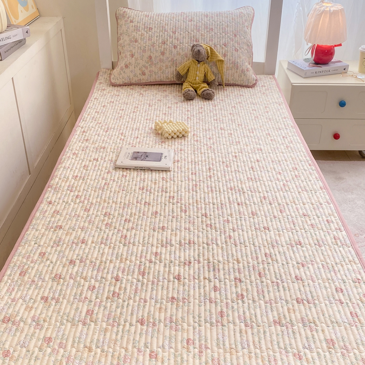 91家纺网 家纺一手货源 找家纺 康纳利 2026新款全棉床盖学生夹棉薄款床盖宿舍上下铺床垫三件套四季通用 月见