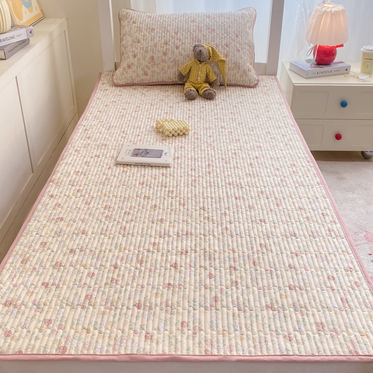 91家纺网 家纺一手货源 找家纺 康纳利 2026新款全棉床盖学生夹棉薄款床盖宿舍上下铺床垫三件套四季通用 月见