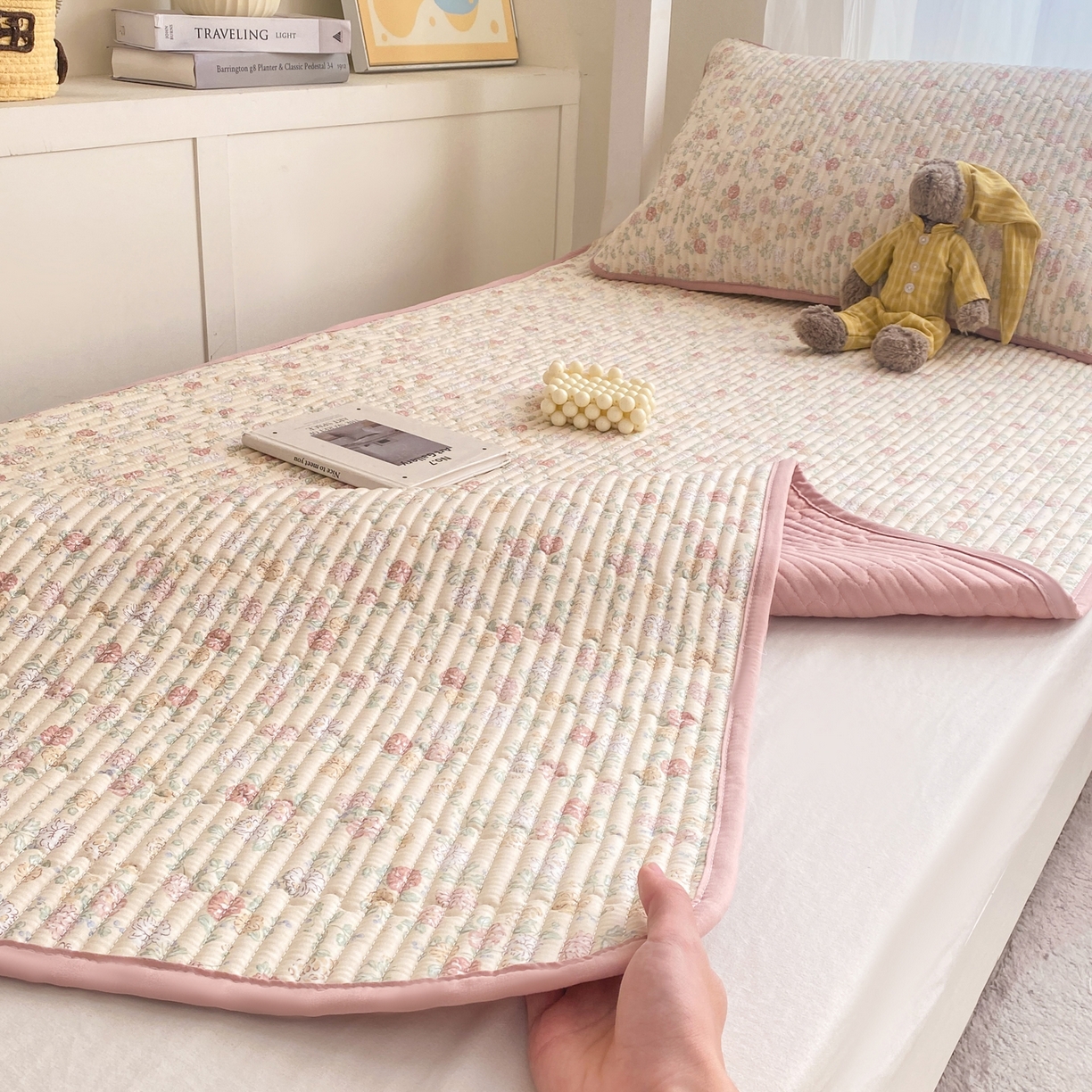 91家纺网 家纺一手货源 找家纺 康纳利 2026新款全棉床盖学生夹棉薄款床盖宿舍上下铺床垫三件套四季通用 月见