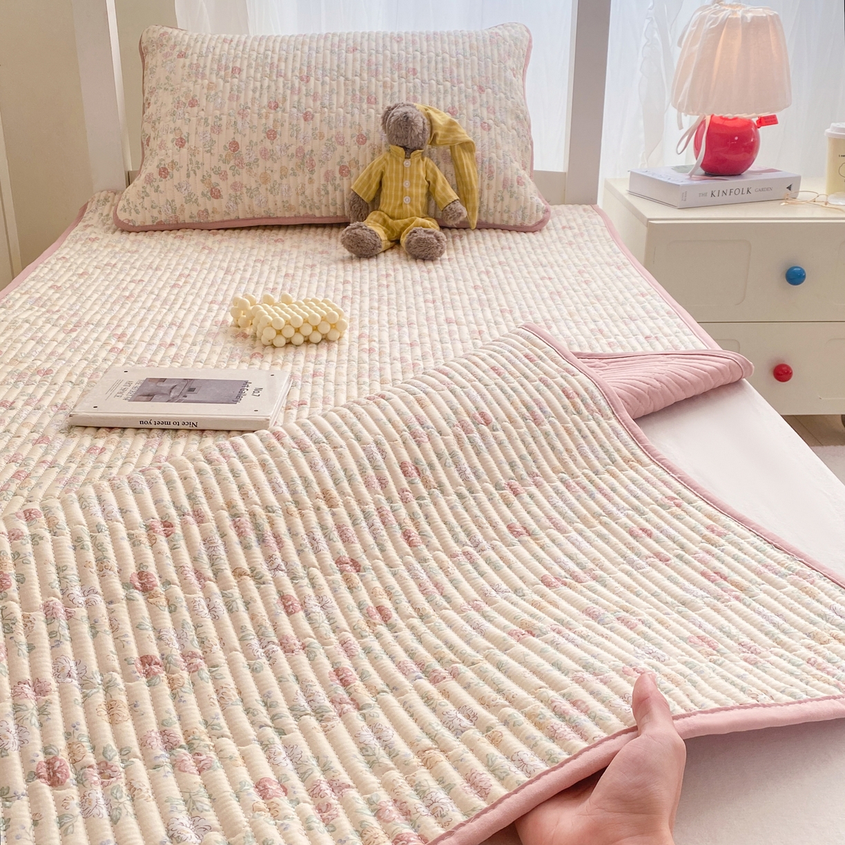 91家纺网 家纺一手货源 找家纺 康纳利 2026新款全棉床盖学生夹棉薄款床盖宿舍上下铺床垫三件套四季通用 月见