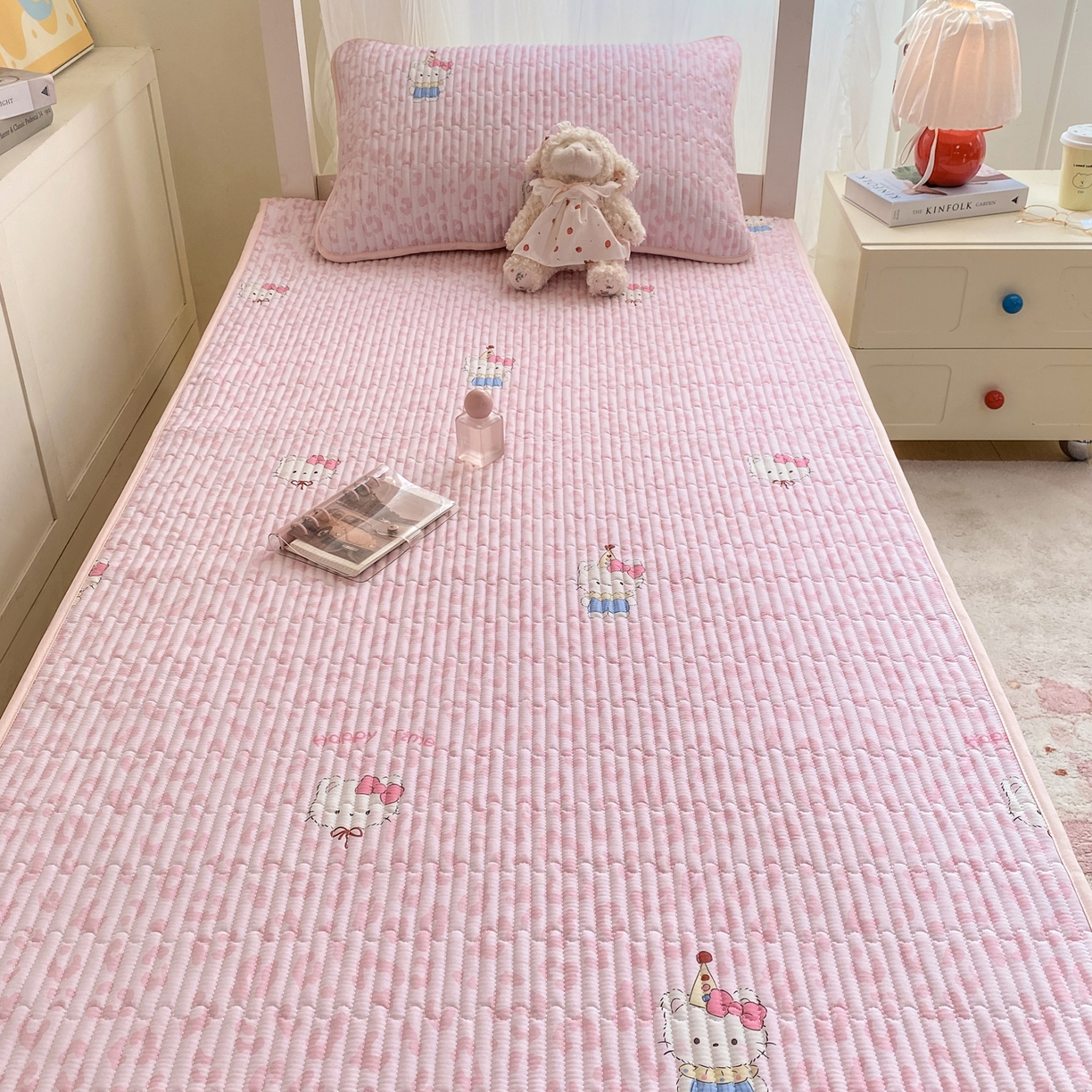 91家纺网 家纺一手货源 找家纺 康纳利 2026新款全棉床盖学生夹棉薄款床盖宿舍上下铺床垫三件套四季通用 KT粉