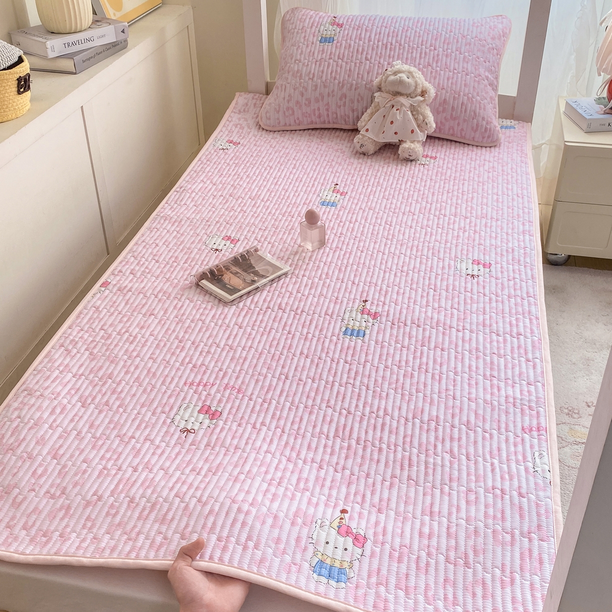 91家纺网 家纺一手货源 找家纺 康纳利 2026新款全棉床盖学生夹棉薄款床盖宿舍上下铺床垫三件套四季通用 KT粉