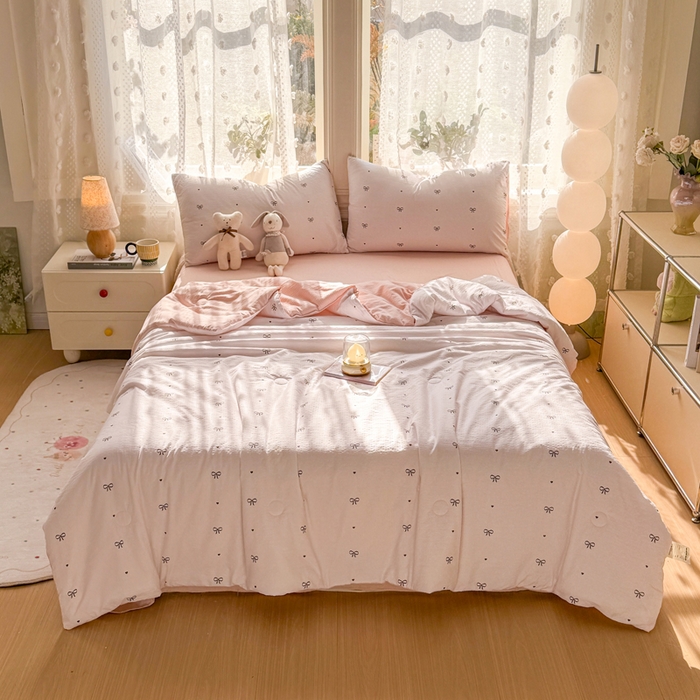 91家纺网 家纺一手货源 找家纺 丽美人家纺 2026春夏新款简单款皱皱纱夏被夏凉被空调被 粉色蝴蝶结