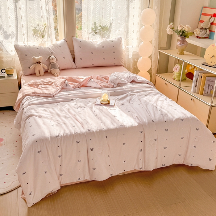 91家纺网 家纺一手货源 找家纺 丽美人家纺 2026春夏新款简单款皱皱纱夏被夏凉被空调被 粉色蝴蝶结