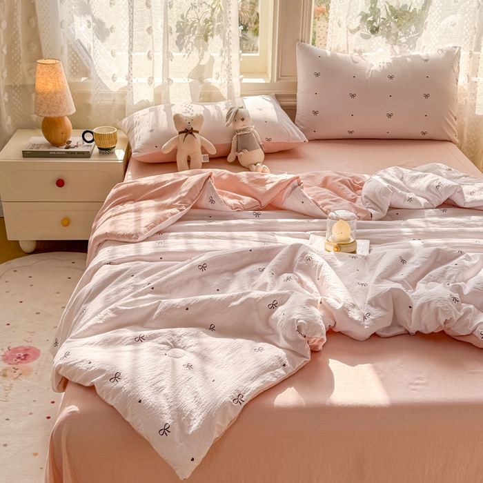 91家纺网 家纺一手货源 找家纺 丽美人家纺 2026春夏新款简单款皱皱纱夏被夏凉被空调被 粉色蝴蝶结