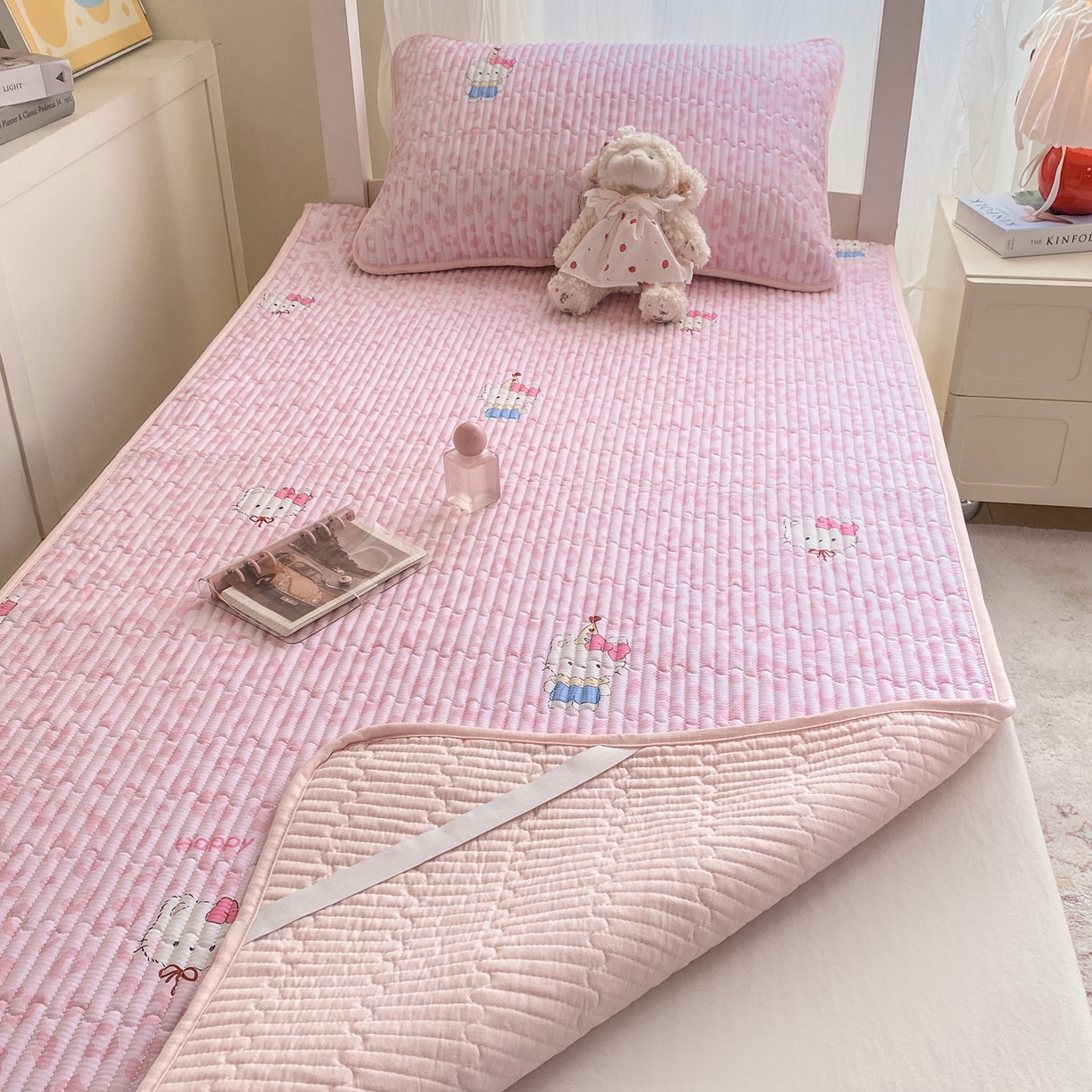 91家纺网 家纺一手货源 找家纺 康纳利 2026新款全棉床盖学生夹棉薄款床盖宿舍上下铺床垫三件套四季通用 KT粉