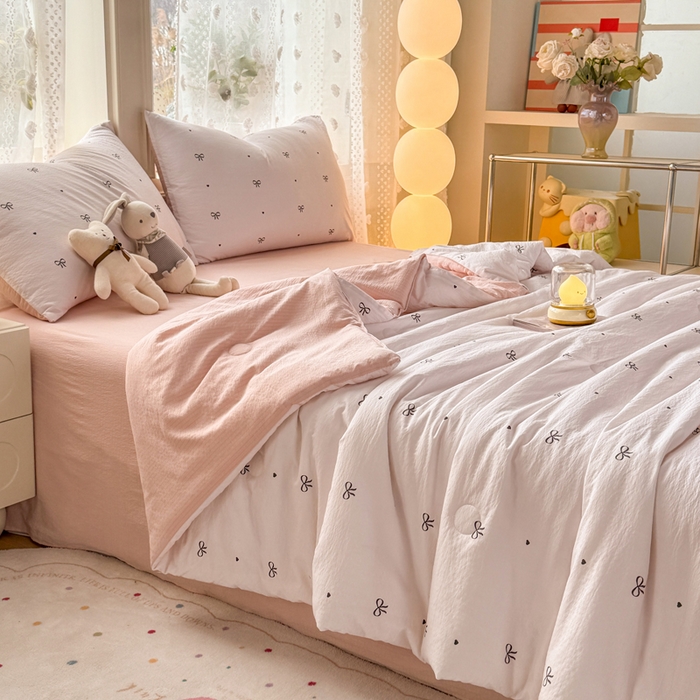 91家纺网 家纺一手货源 找家纺 丽美人家纺 2026春夏新款简单款皱皱纱夏被夏凉被空调被 粉色蝴蝶结