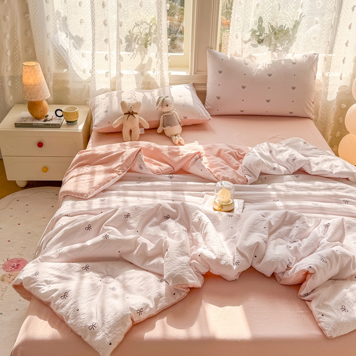 91家纺网 家纺一手货源 找家纺 丽美人家纺 2026春夏新款简单款皱皱纱夏被夏凉被空调被 粉色蝴蝶结