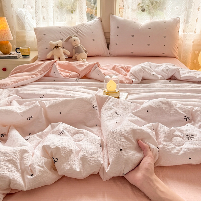 91家纺网 家纺一手货源 找家纺 丽美人家纺 2026春夏新款简单款皱皱纱夏被夏凉被空调被 粉色蝴蝶结