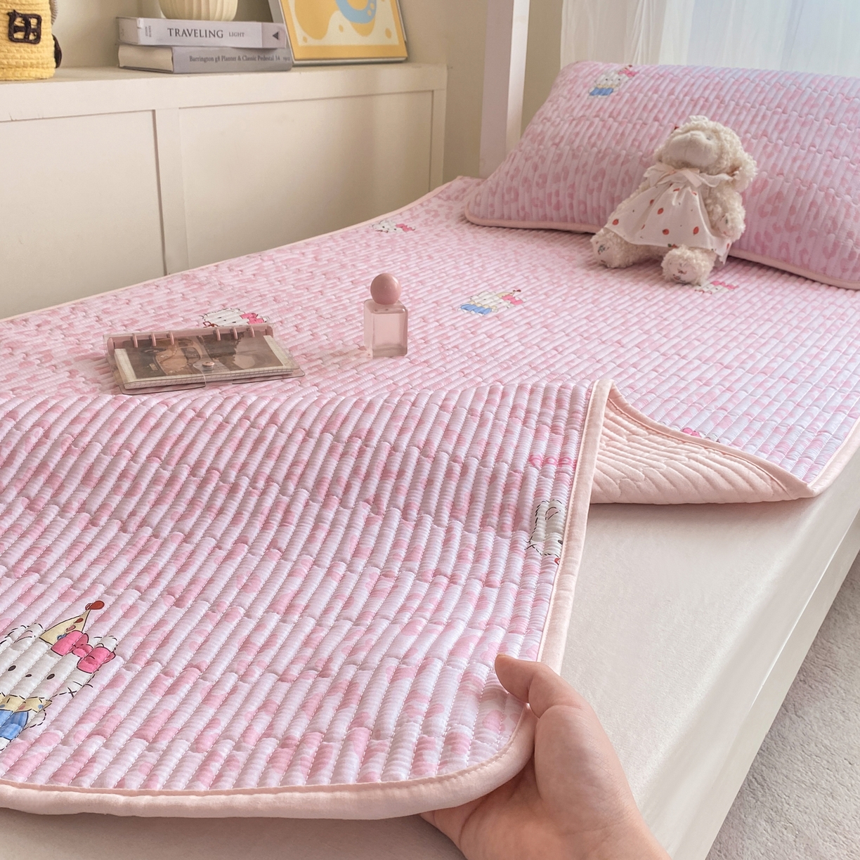 91家纺网 家纺一手货源 找家纺 康纳利 2026新款全棉床盖学生夹棉薄款床盖宿舍上下铺床垫三件套四季通用 KT粉