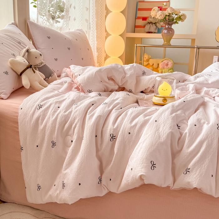 91家纺网 家纺一手货源 找家纺 丽美人家纺 2026春夏新款简单款皱皱纱夏被夏凉被空调被 粉色蝴蝶结