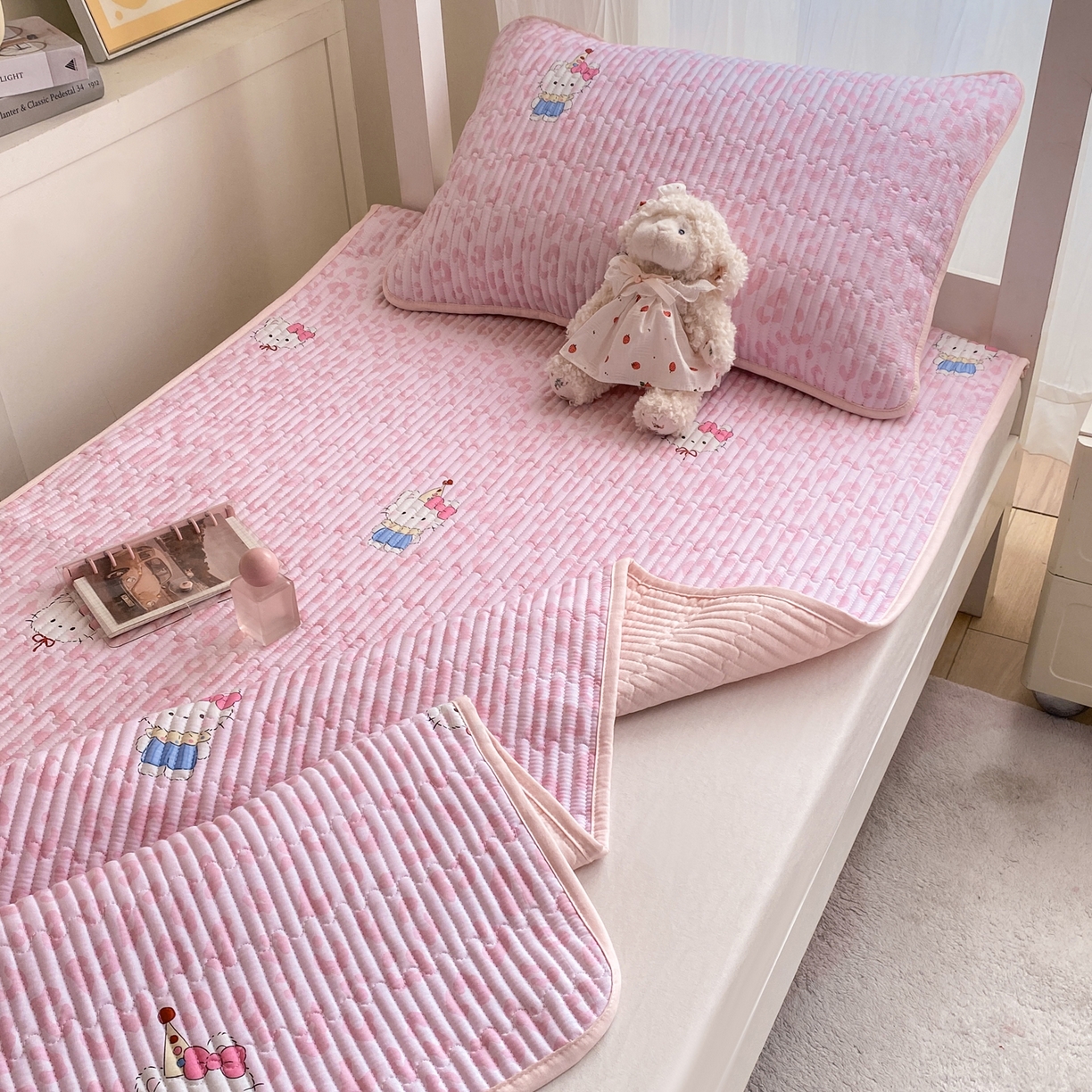 91家纺网 家纺一手货源 找家纺 康纳利 2026新款全棉床盖学生夹棉薄款床盖宿舍上下铺床垫三件套四季通用 KT粉