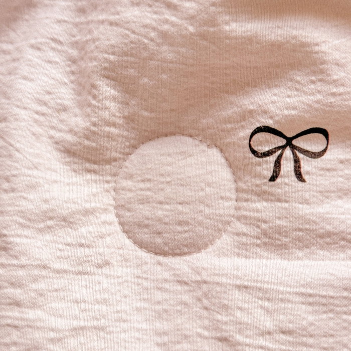 91家纺网 家纺一手货源 找家纺 丽美人家纺 2026春夏新款简单款皱皱纱夏被夏凉被空调被 粉色蝴蝶结