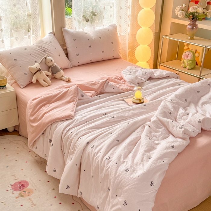 91家纺网 家纺一手货源 找家纺 丽美人家纺 2026春夏新款简单款皱皱纱夏被夏凉被空调被 粉色蝴蝶结