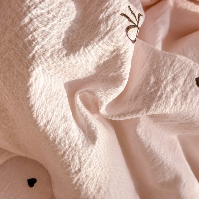 91家纺网 家纺一手货源 找家纺 丽美人家纺 2026春夏新款简单款皱皱纱夏被夏凉被空调被 粉色蝴蝶结