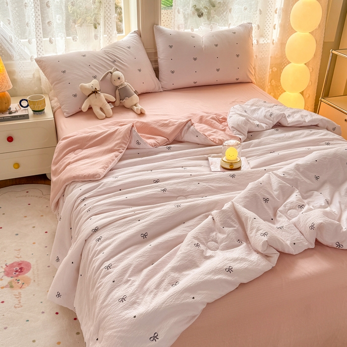 91家纺网 家纺一手货源 找家纺 丽美人家纺 2026春夏新款简单款皱皱纱夏被夏凉被空调被 粉色蝴蝶结