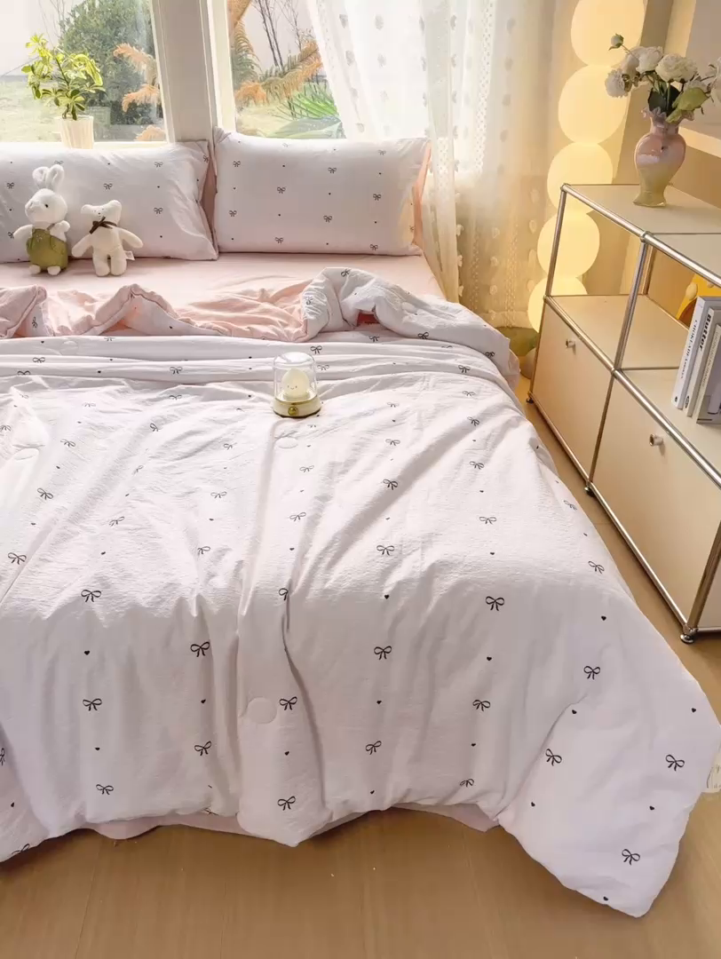 91家纺网 家纺一手货源 找家纺 丽美人家纺 2026春夏新款简单款皱皱纱夏被夏凉被空调被 粉色蝴蝶结