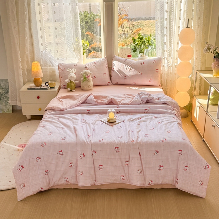 91家纺网 家纺一手货源 找家纺 丽美人家纺 2026春夏新款简单款皱皱纱夏被夏凉被空调被 粉格猫咪