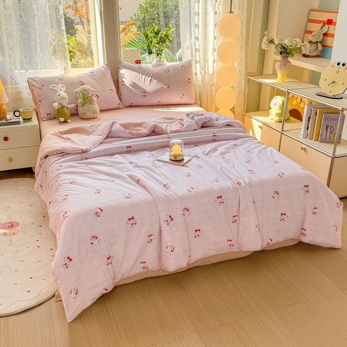 91家纺网 家纺一手货源 找家纺 丽美人家纺 2026春夏新款简单款皱皱纱夏被夏凉被空调被 粉格猫咪