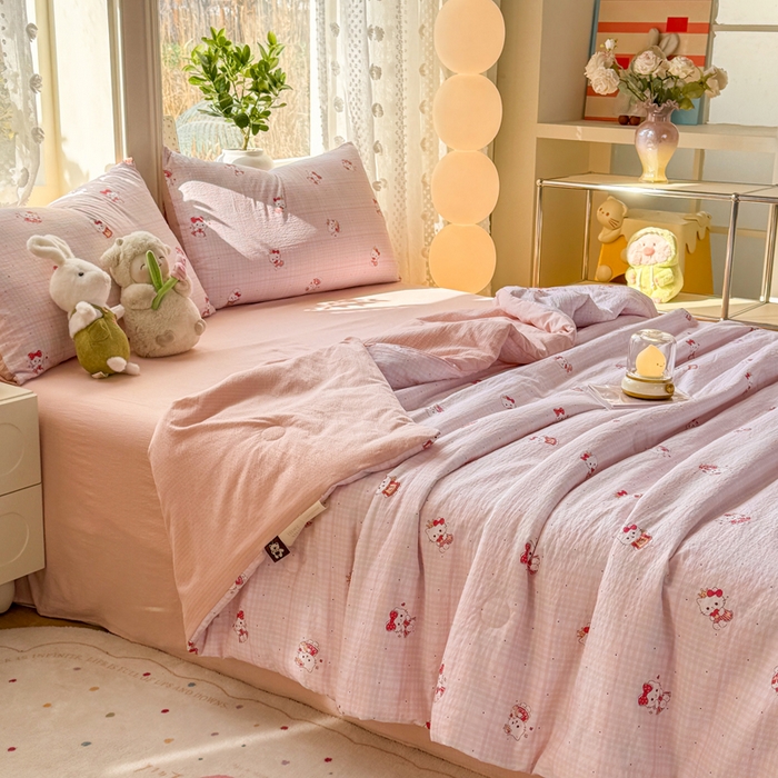 91家纺网 家纺一手货源 找家纺 丽美人家纺 2026春夏新款简单款皱皱纱夏被夏凉被空调被 粉格猫咪