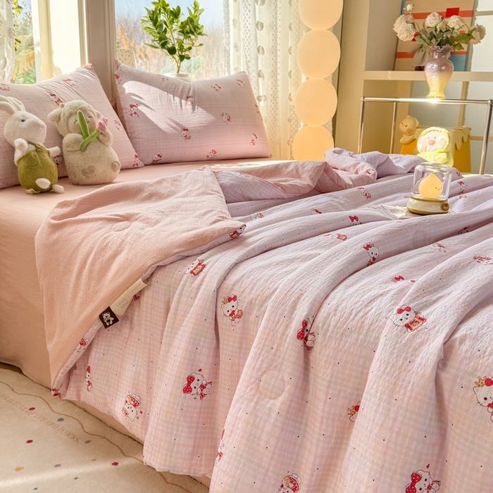 91家纺网 家纺一手货源 找家纺 丽美人家纺 2026春夏新款简单款皱皱纱夏被夏凉被空调被 粉格猫咪