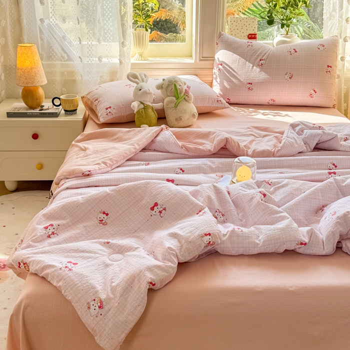 91家纺网 家纺一手货源 找家纺 丽美人家纺 2026春夏新款简单款皱皱纱夏被夏凉被空调被 粉格猫咪