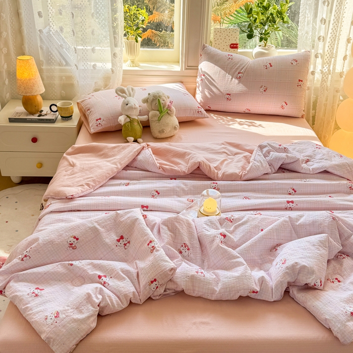 91家纺网 家纺一手货源 找家纺 丽美人家纺 2026春夏新款简单款皱皱纱夏被夏凉被空调被 粉格猫咪