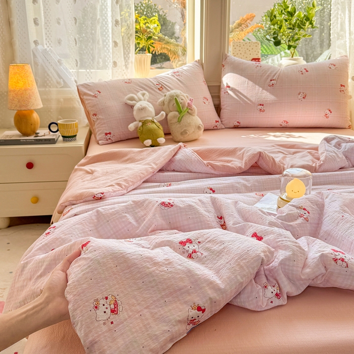 91家纺网 家纺一手货源 找家纺 丽美人家纺 2026春夏新款简单款皱皱纱夏被夏凉被空调被 粉格猫咪