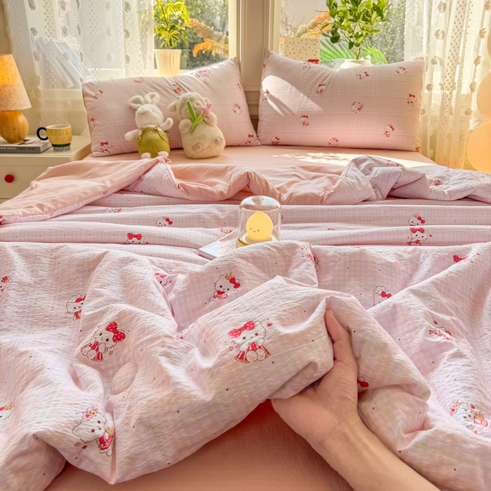 91家纺网 家纺一手货源 找家纺 丽美人家纺 2026春夏新款简单款皱皱纱夏被夏凉被空调被 粉格猫咪