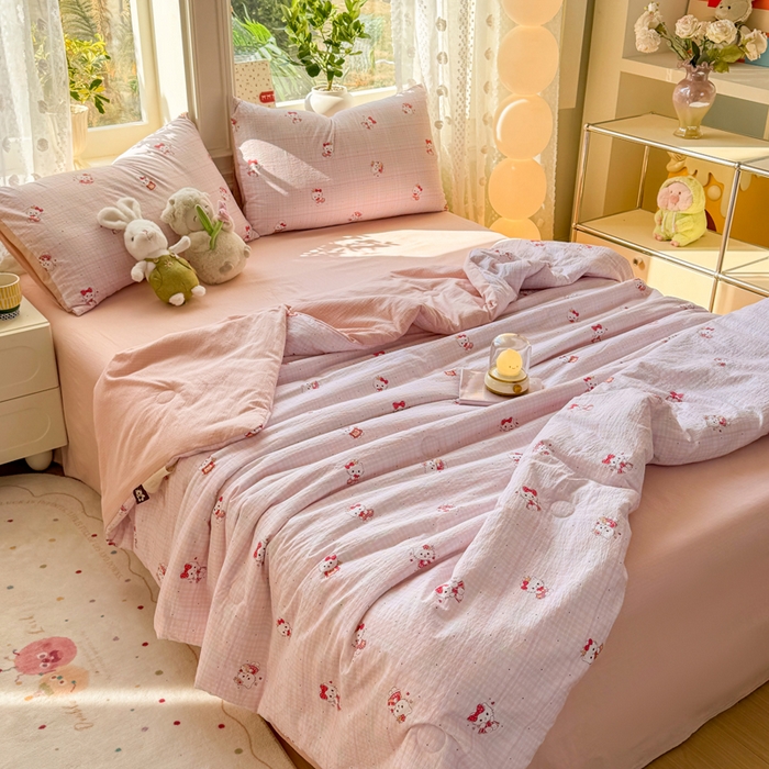 91家纺网 家纺一手货源 找家纺 丽美人家纺 2026春夏新款简单款皱皱纱夏被夏凉被空调被 粉格猫咪