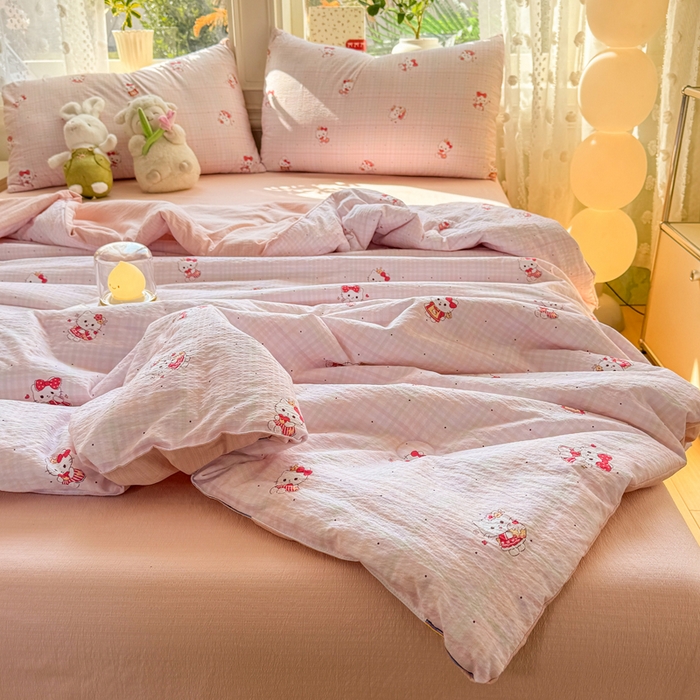 91家纺网 家纺一手货源 找家纺 丽美人家纺 2026春夏新款简单款皱皱纱夏被夏凉被空调被 粉格猫咪