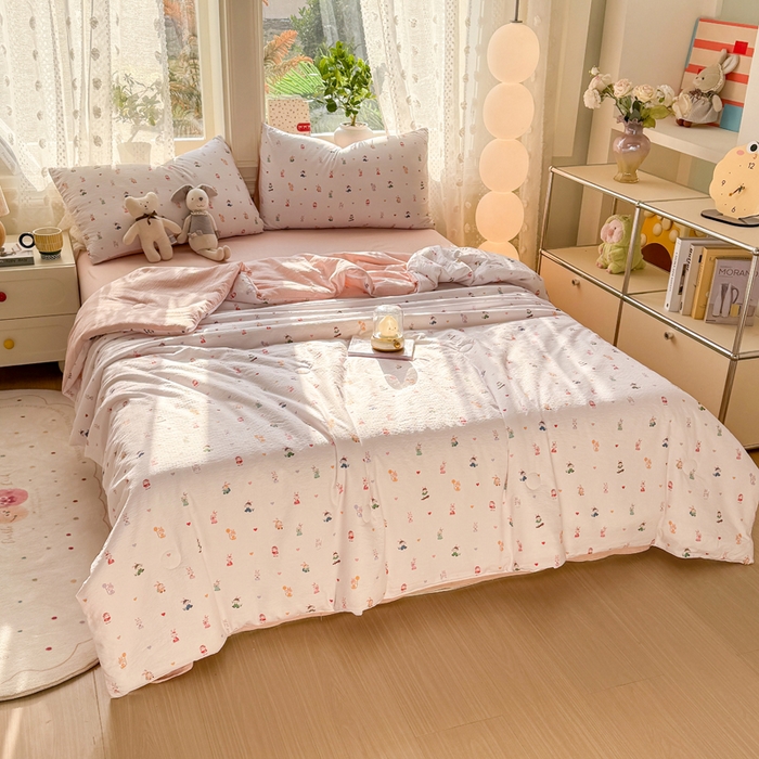 91家纺网 家纺一手货源 找家纺 丽美人家纺 2026春夏新款简单款皱皱纱夏被夏凉被空调被 桃心萌兔集