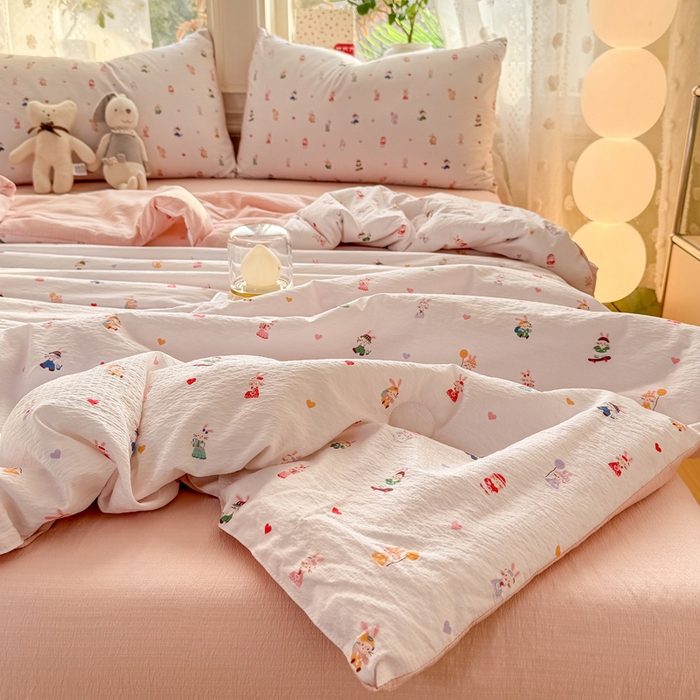 91家纺网 家纺一手货源 找家纺 丽美人家纺 2026春夏新款简单款皱皱纱夏被夏凉被空调被 桃心萌兔集