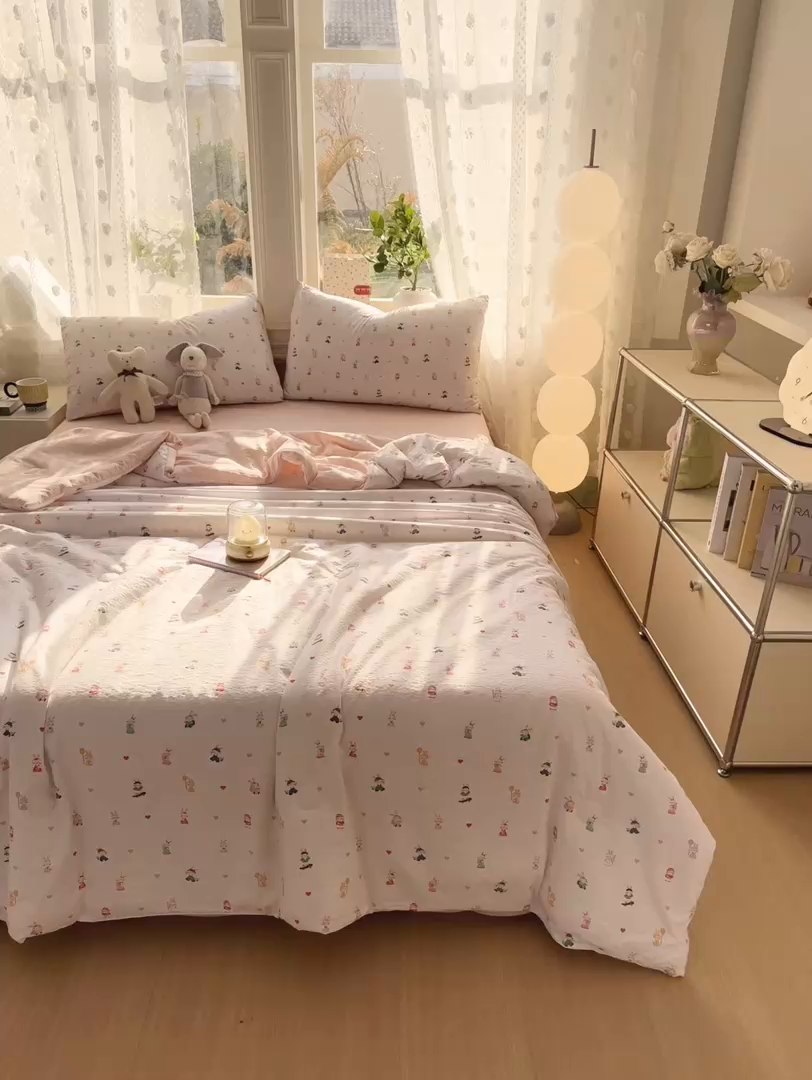 91家纺网 家纺一手货源 找家纺 丽美人家纺 2026春夏新款简单款皱皱纱夏被夏凉被空调被 桃心萌兔集