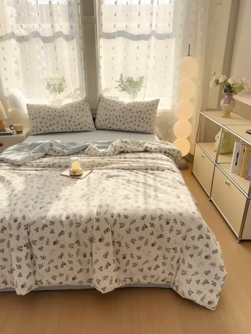 91家纺网 家纺一手货源 找家纺 丽美人家纺 2026春夏新款简单款皱皱纱夏被夏凉被空调被 紫雾叶兔