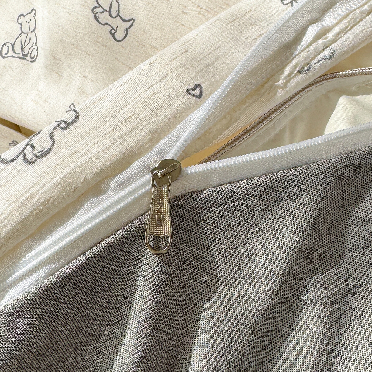 91家纺网 家纺一手货源 找家纺 铺尚美家纺 2026春夏新品色织棉麻棉纱小露麻系列皱皱纱四件套 熊熊乐园