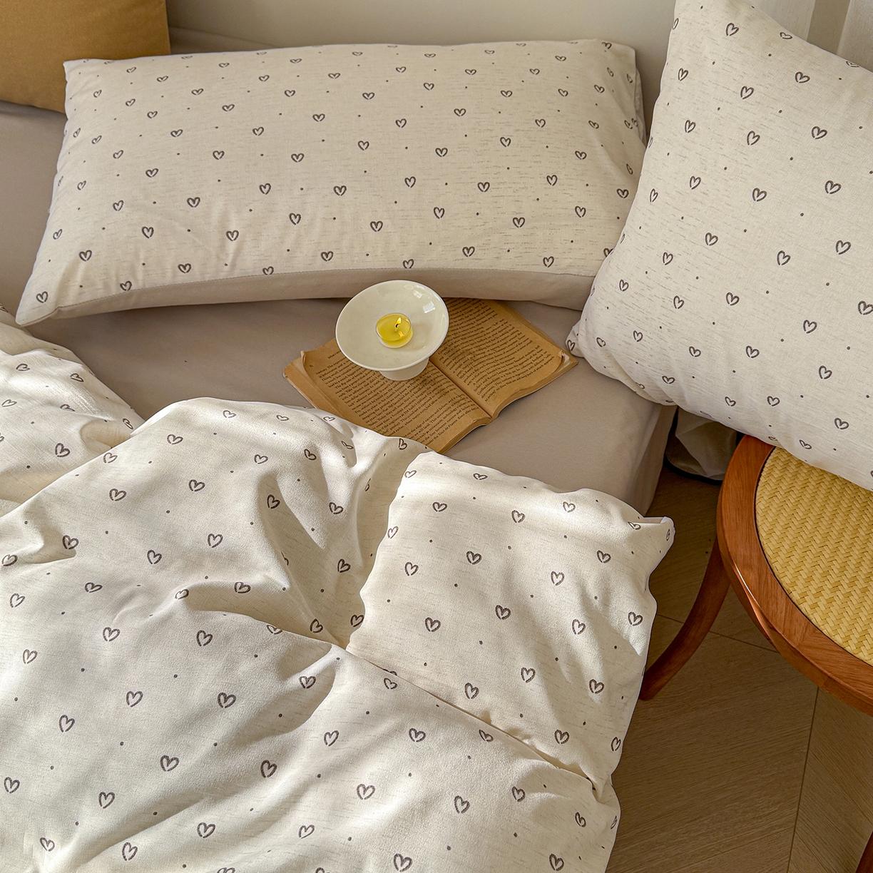 91家纺网 家纺一手货源 找家纺 铺尚美家纺 2026春夏新品色织棉麻棉纱小露麻系列皱皱纱四件套 小心心