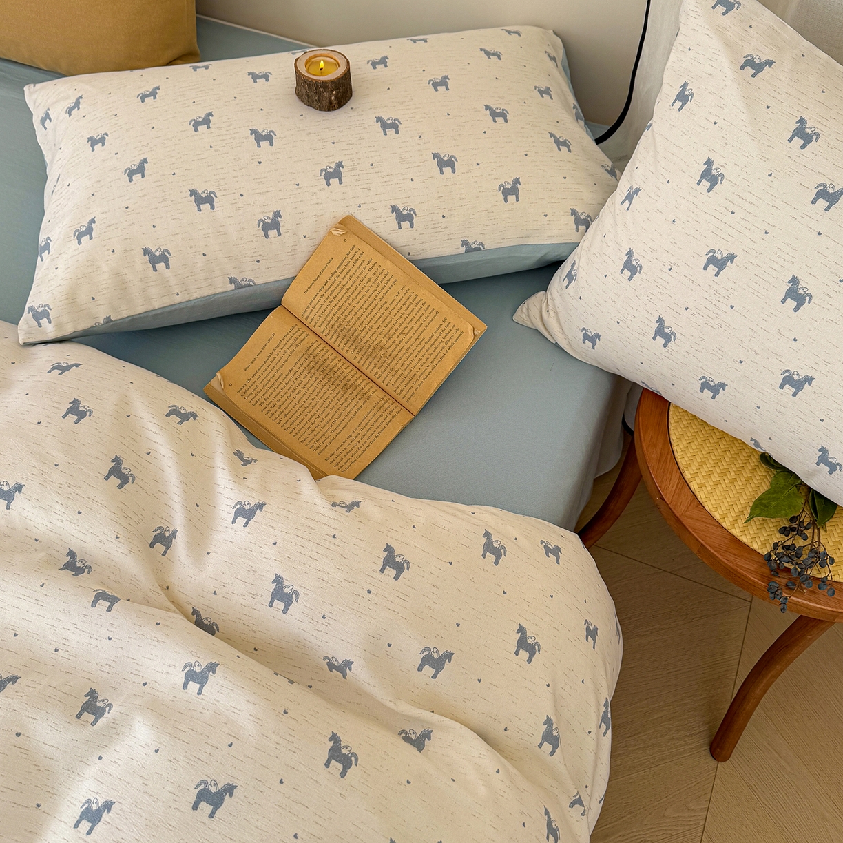 91家纺网 家纺一手货源 找家纺 铺尚美家纺 2026春夏新品色织棉麻棉纱小露麻系列皱皱纱四件套 小飞马蓝